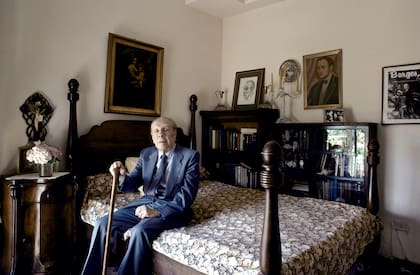 Jorge Luis Borges en su departamento de la calle Maipú, en 1983