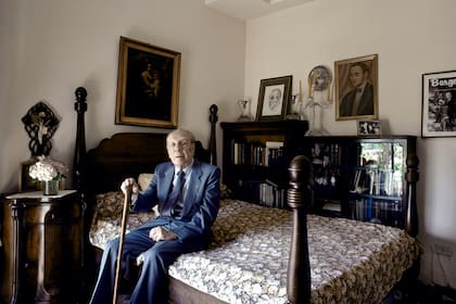 Jorge Luis Borges en su departamento de la calle Maipú, en 1983