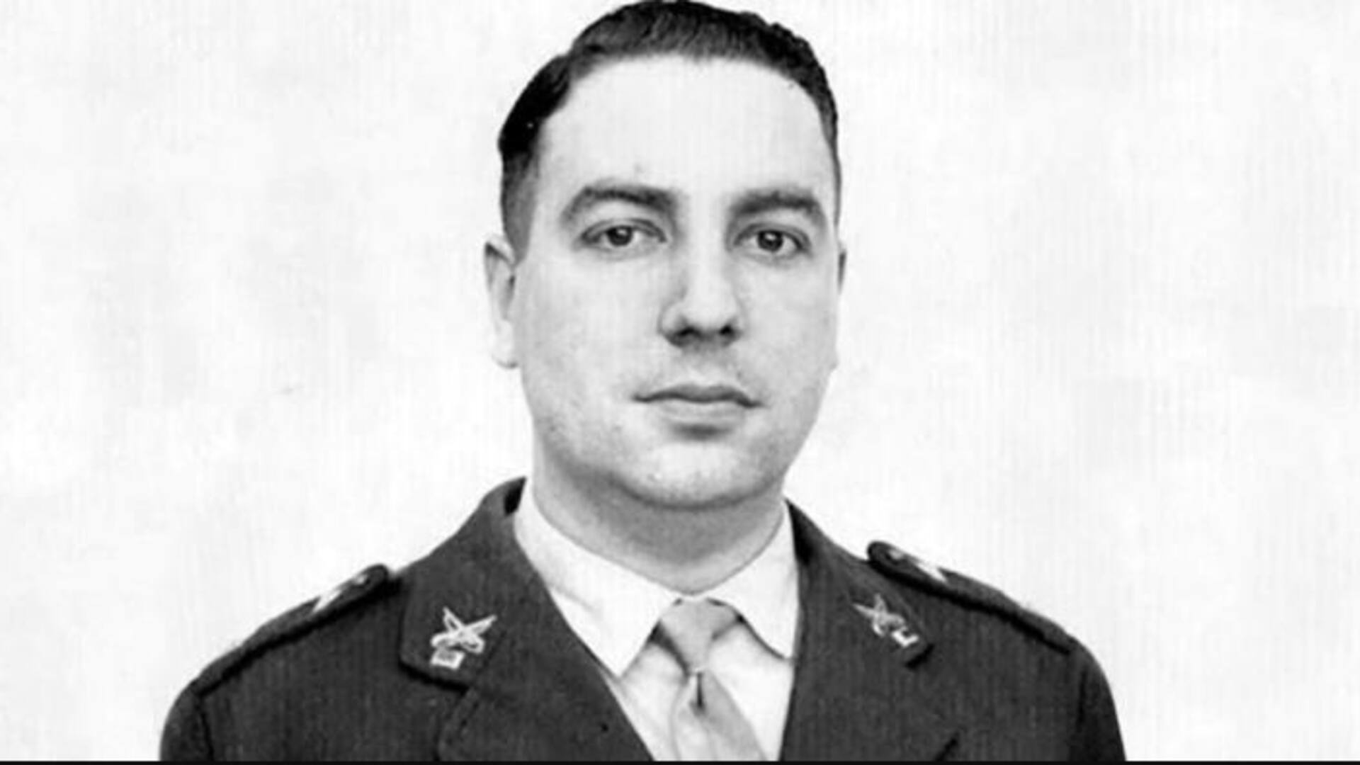 En la imagen, el coronel Larrabure camina por la playa junto a su esposa, años antes de ser secuestrado por el ERP.