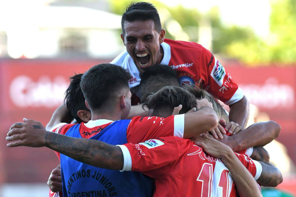 Argentino Juniors le ganó 2-1 como local a San Martín de San Juan y ascendió a la octava posición en la tabla de la Superliga