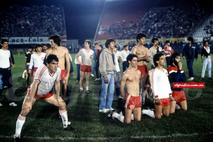 El plantel de Argentinos, durante la definición por penales