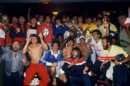 El plantel del Bicho celebra con la Copa Libertadores