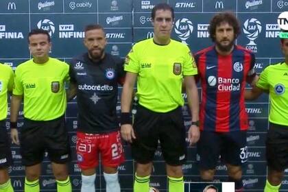Argentinos con un improvisado vestuario para enfrentar a San Lorenzo