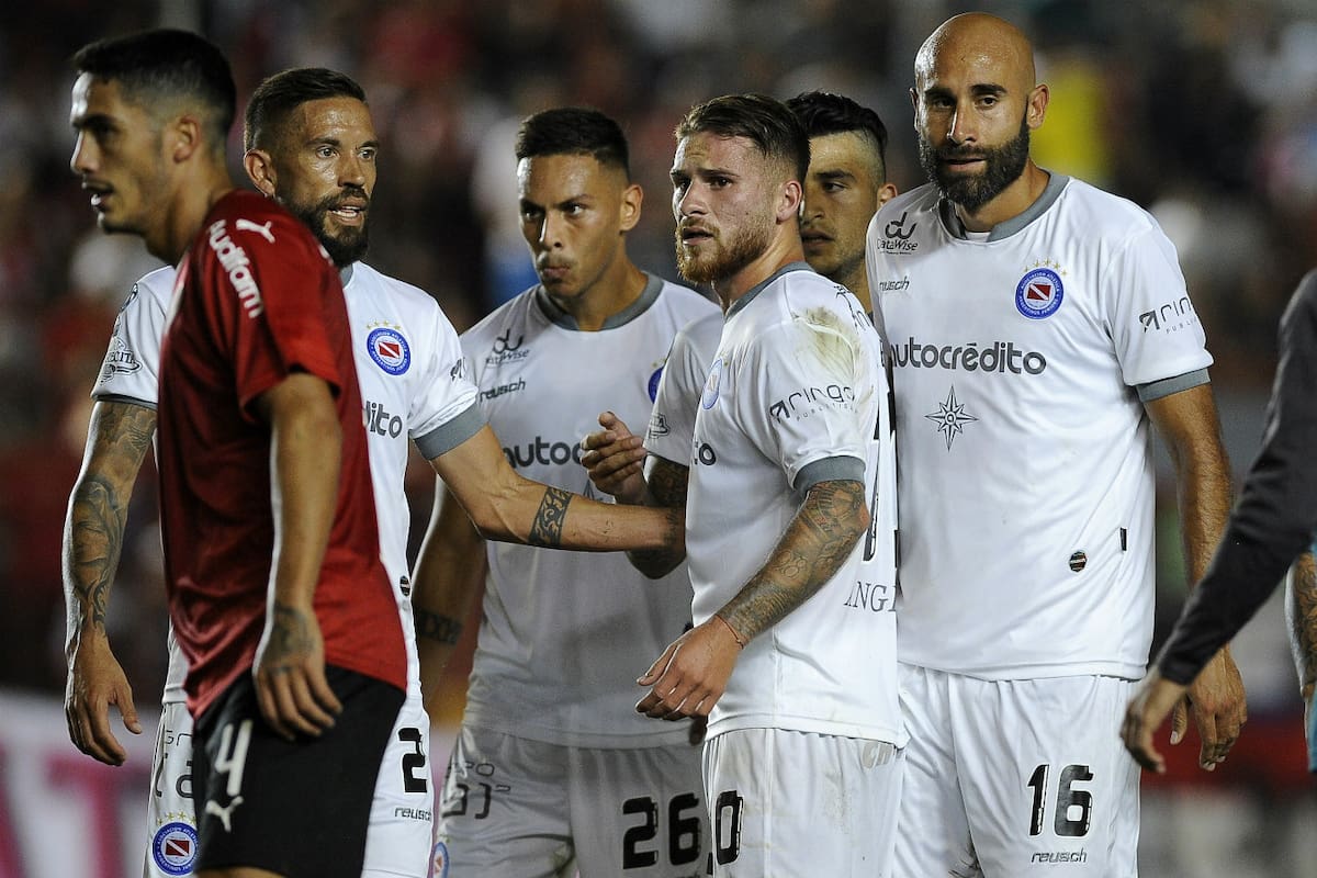 Argentinos empató ayer 1-1 con Independiente y se clasificó a 8vos de final de la Copa de la Superliga por el triunfo 3-2 de la ida