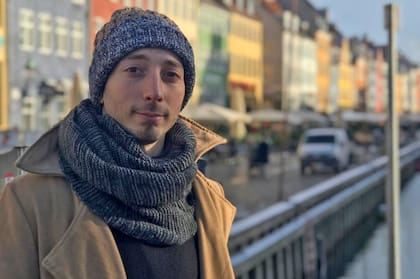Luciano Gasparini y una típica postal de Copenhague: frente al canal Nyhavn