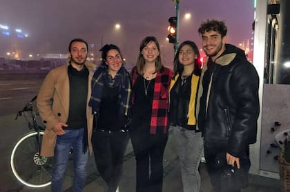 Los argentinos suelen coordinar por WhatsApp para juntarse a tomar mate, salir a comer o viajar por Europa
