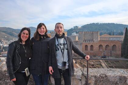 Sofía Leguizamón, Yanina Alonzo y Luciano Gasparini, en uno de sus viajes