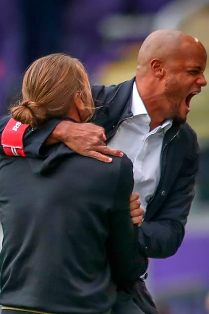 Kompany se cuelga de Frutos en el festejo de un partido de Anderlecht