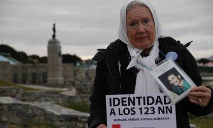 Argentinos en Malvinas: Adolfo Pérez Esquivel y Nora Cortiñas participaron de una misa para acercarse a los isleños