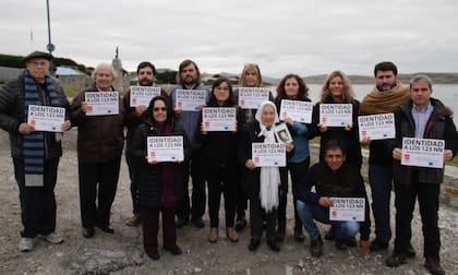 Argentinos en Malvinas: Adolfo Pérez Esquivel y Nora Cortiñas participaron de una misa para acercarse a los isleños