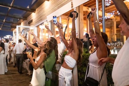 Argentinos en Ovo Beach disfrutando del espectáculo de drones y fuegos artificiales