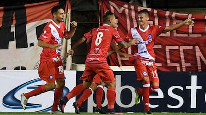 Argentinos festejó sobre el final con un gol increible