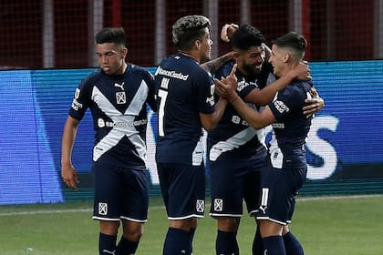 Independiente celebra el gol de Jonathan Menéndez, el primero en La Paternal