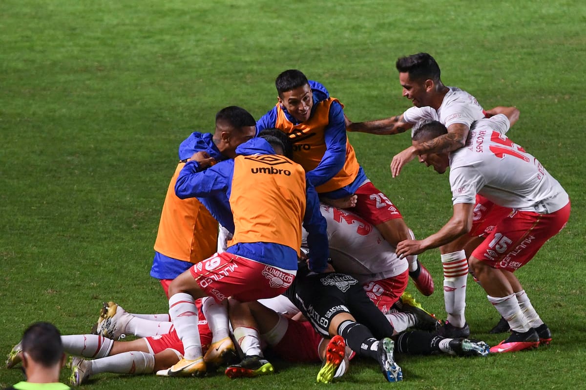 Argentinos Juniors, con nueve jugadores, derrotó de local a Arsenal de Sarand por 3 a 2, por la séptima fecha de la zona A de la Copa de la Liga.