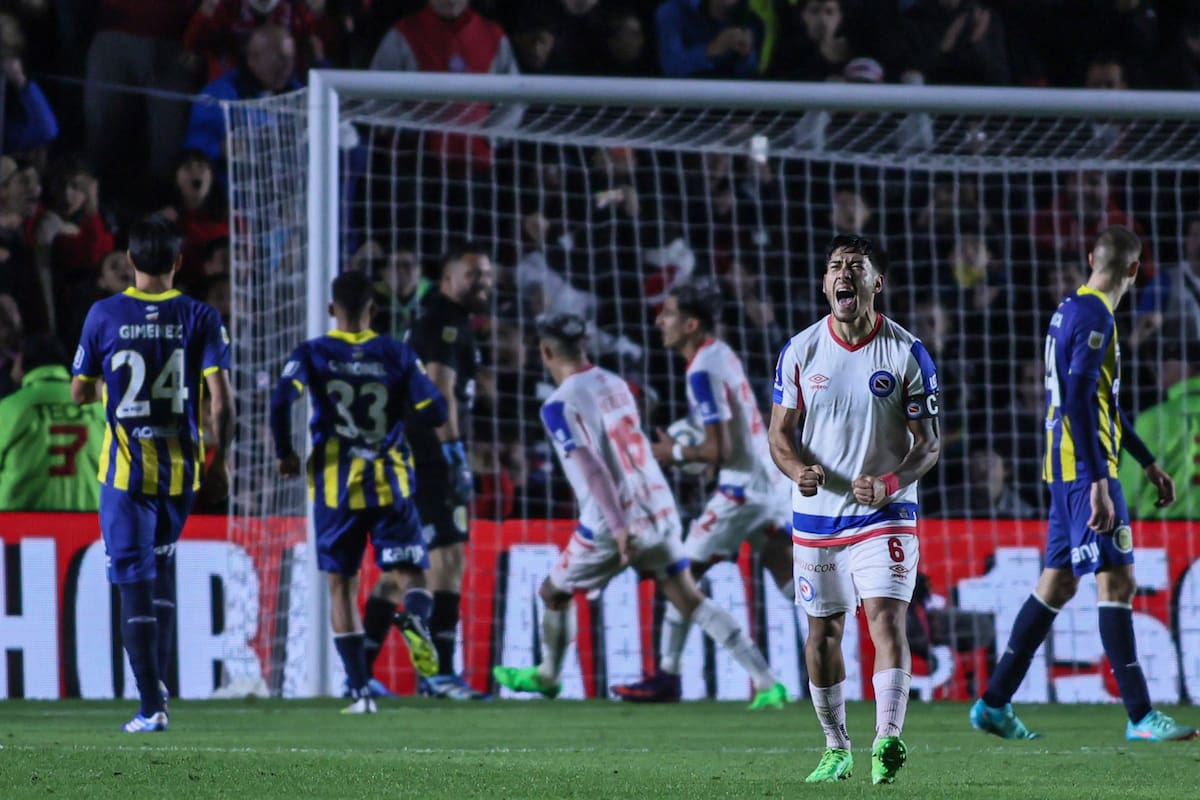 Argentinos Juniors vs. Rosario Central, en un duelo de 2024; fueron los mejores del Apertura 2025 en la etapa regular, pero ahora deberán revalidarlo para llegar a la final