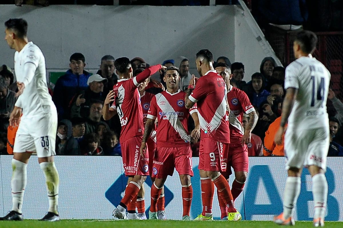 Argentinos se alegra por el primer gol, de Thiago Nuss; lo sufre Independiente, que está ya acostumbrado a padecer, en la cancha y fuera de ella; el Bicho ganó por 2-1 en su estadio, por la Liga Profesional de Fútbol.