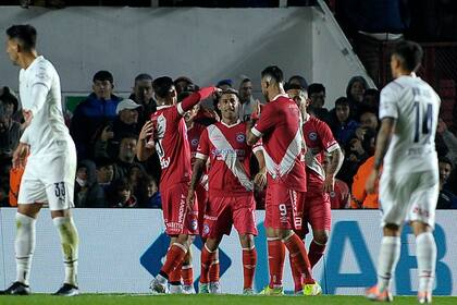 Argentinos se alegra por el primer gol, de Thiago Nuss; lo sufre Independiente, que está ya acostumbrado a padecer, en la cancha y fuera de ella; el Bicho ganó por 2-1 en su estadio, por la Liga Profesional de Fútbol.