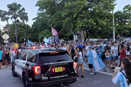 Argentinos se concentraron en un punto céntrico de Miami para alentar a la Selección