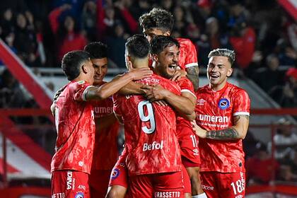 Argentinos, todo rojo y unido, pura alegría; se impuso a Vélez por 2 a 0 en la última fecha de la Liga Profesional y espera buenas noticias para este domingo, en pos de clasificarse para la Copa Libertadores.