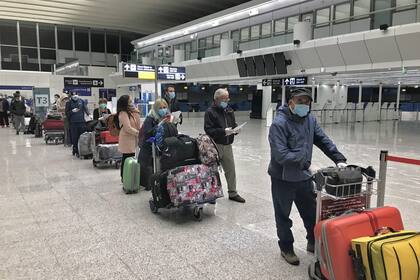 Todavía hay argentinos varados en el exterior por la restricción de vuelos que llegan al país
