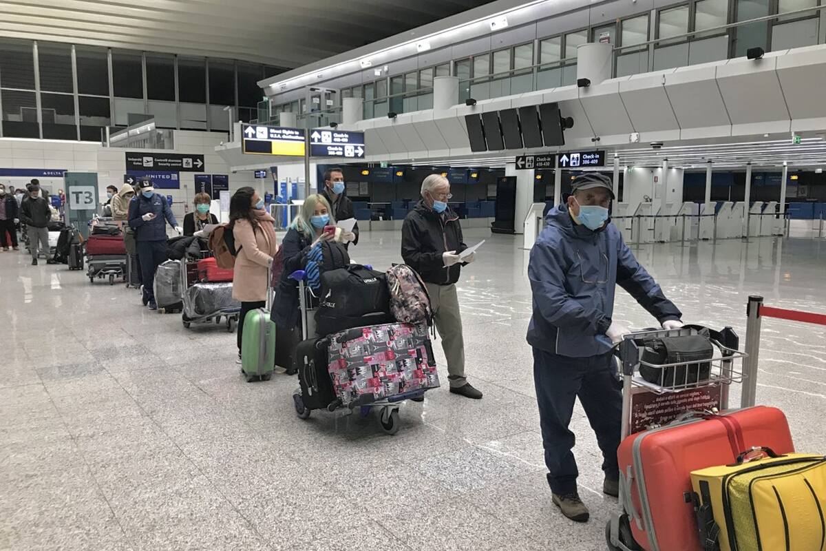 Argentinos varados en Italia haciendo cola para chequeo médico en el aeropuerto de Fiumicino