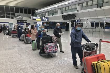 Argentinos varados en Italia, en la cola para chequeo médico en el aeropuerto de Fiumicino, en una postal inédita