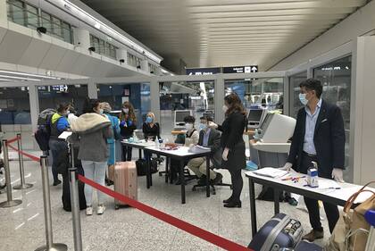 Argentinos varados en Italia hacen cola para un chequeo médico