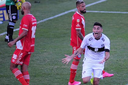 Pereyra Díaz festeja el gol de la victoria de Platense