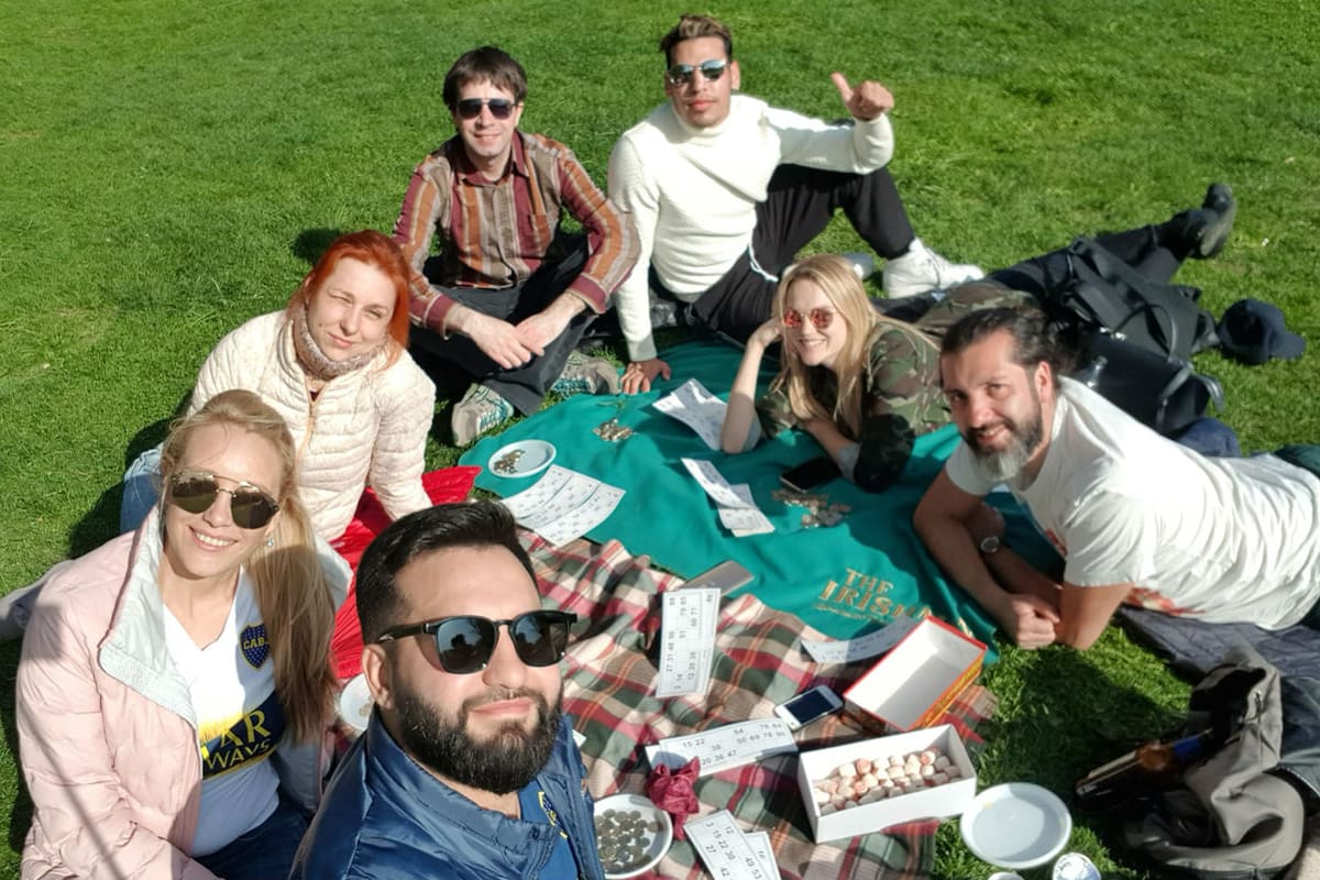 Argentinos y rusos juegan al truco en el parque Máximo Gorky de Moscú