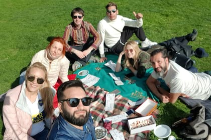 Argentinos y rusos juegan al truco en el parque Máximo Gorky de Moscú