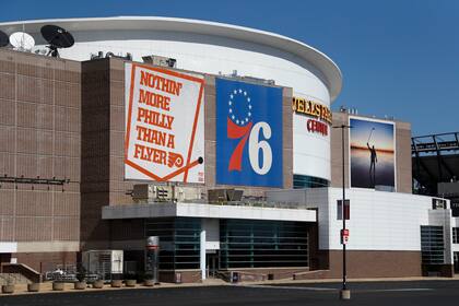ARHIVO - El Wells Fargo Center, hogar de los Flyers de Filadelfia de la NHL y de los 76ers de la NBA, en imagen del 14 de marzo de 2020. (AP Foto/Matt Slocum, archivo)