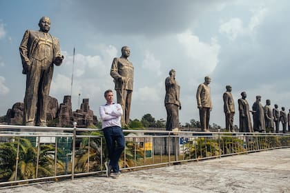 Ari Nagel, un profesor de matemáticas que dona exclusivamente y directamente en línea, en Hero''s Square en Owerri, Nigeria, en un viaje para donar esperma, el 15 de enero de 2021