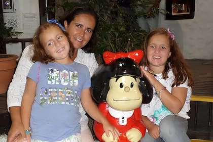 Ariadna Tillar con sus hijas Rosario y Juana de pequeñas