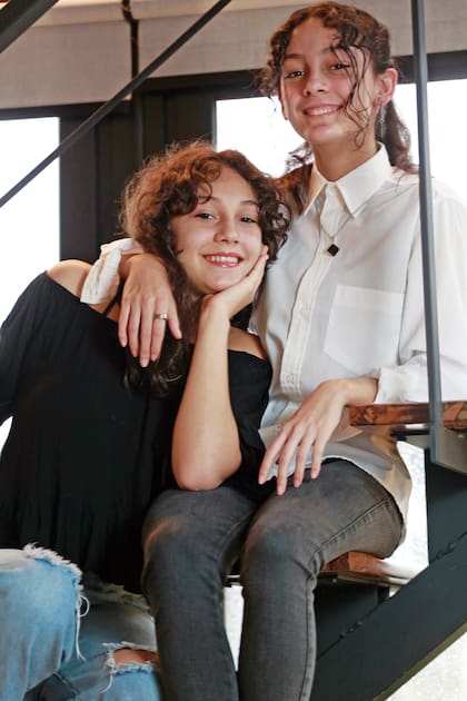 Ariadna y Crystal tienen además tres hermanos más grandes y una bisabuela con la que se ven una vez por mes. “Queremos que no pierdan el vínculo con su familia biológica”, explica el dramaturgo.