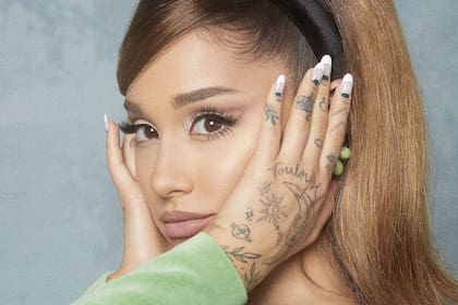 Ariana Grande causó furor por posar al natural en un video promocional