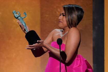 Ariana DeBose recibe el Premio SAG a la mejor actriz de reparto, por "West Side Story", el domingo 27 de febrero de 2022 en el Barker Hangar en Santa Mónica, California. (Foto AP/Chris Pizzello)