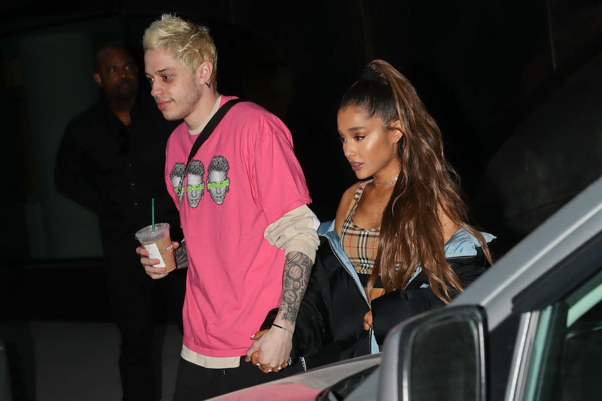 Ariana Grande, en una de sus primeras apariciones públicas tras la muerte de su exnovio, Mac Miller; como siempre, la cantante es acompañada por su actual pareja, Pete Davidson