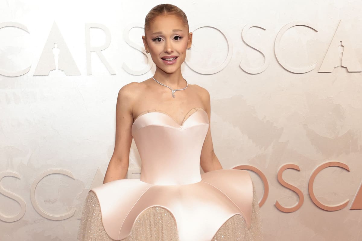 Ariana Grande encontró una curiosa utilidad en su vestido (Photo by Monica Schipper / GETTY IMAGES NORTH AMERICA / Getty Images via AFP)