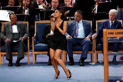 Ariana Grande interpretó Natural Woman en el funeral de la "reina del soul", al que acudieron presonalidades de la política como Bill y Hillary Clinton.
