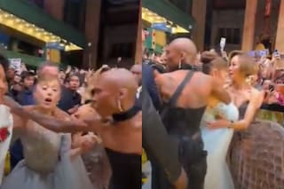 Qué le pasó a Ariana Grande durante una alfombra roja en Singapur