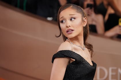 Ariana Grande y su opinión frente a la portada de una revista en la que apareció con seis dedos