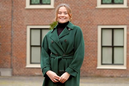 Ariane eligió un tapado de Max Mara que tomó prestado del guardarropas de su madre (Máxima lo usó el 8 de diciembre de 2022). El peinado semirrecogido dejaba al descubierto los aros XL que llevó para completar su look.