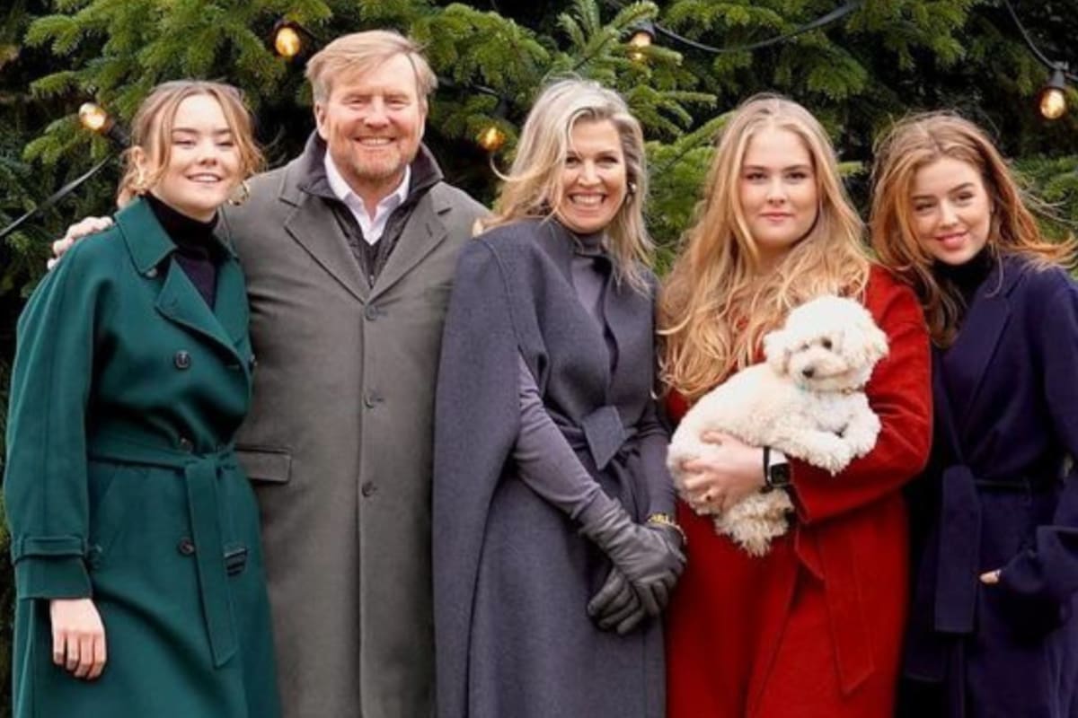 Ariane, Guillermo, Máxima, Amalia, Alexia y Mambo en la sesión de fotos familiar (Foto: Instagram @koninklijkhuis)