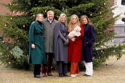 Ariane, Guillermo, Máxima, Amelia, Alexia y Mambo: la familia real de los Países Bajos