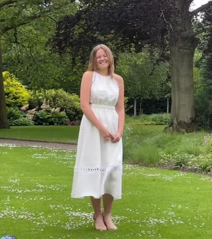 Ariane, la menor de la familia (cumplió 17 años el 10 de abril), lució un vestido midi de lino de Sandro París con detalles de calado, al que le sumó espadrilles en color nude con toques en rosa.