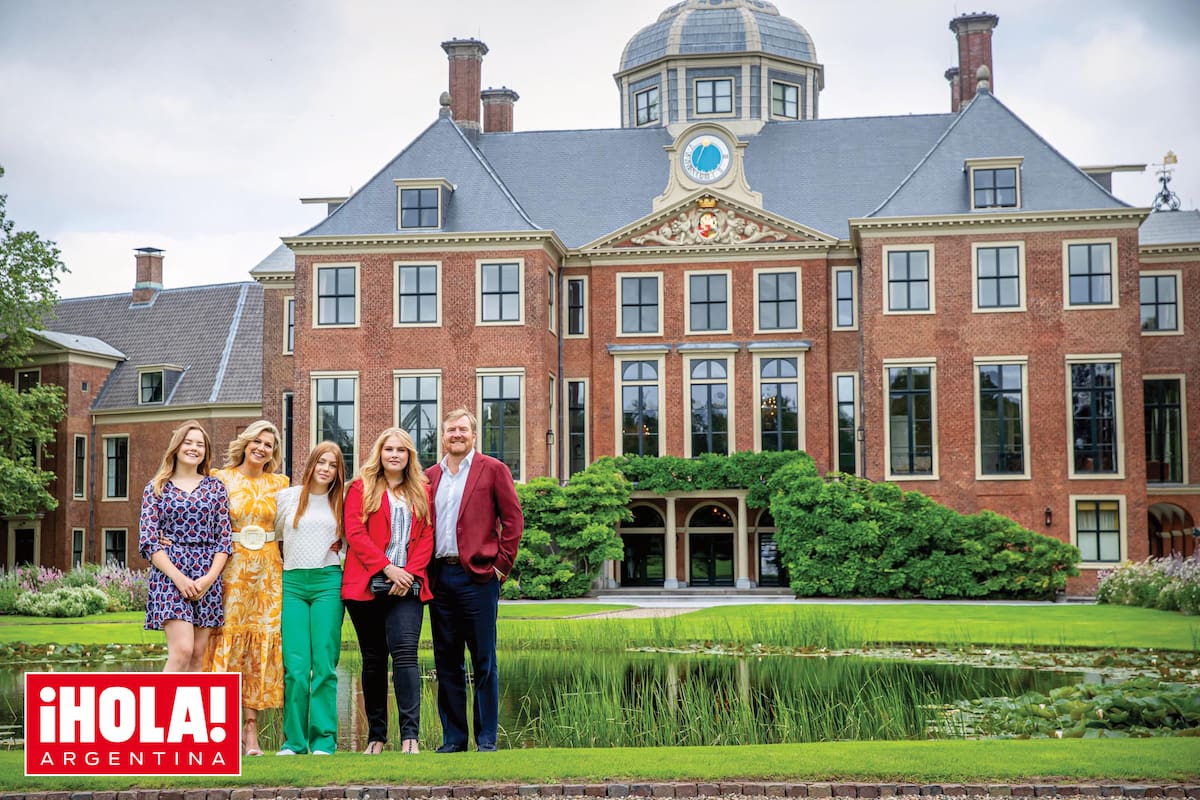 Ariane, Máxima, Alexia, Amalia y Guillermo Alejandro posaron engamados en la entrada de Huis ten Bosch. Si bien se mostraron frescos, espontáneos y tan unidos como siempre, las miradas de Guillermo Alejandro y de Máxima tuvieron un dejo de nostalgia al ser conscientes de que se les viene una nueva etapa como padres.