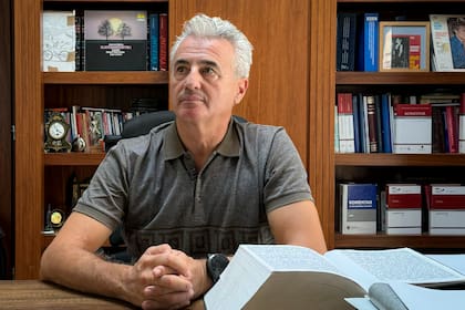 Arianit Koci, abogado de un hombre detenido en Turquía acusado de ayudar al Mossad, en entrevista con AP en Pristina, Kosovo, el 4 de septiembre de 2024. (AP foto/Zenel Zhinipotoku)