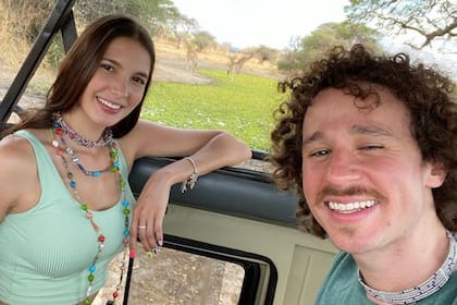 Arianny Tenorio y Luisito comunica en uno de sus viajes