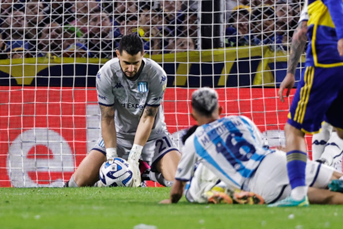 Arias contiene un balón; el arquero de Racing fue clave en el 0 a 0 con Boca en la Bombonera