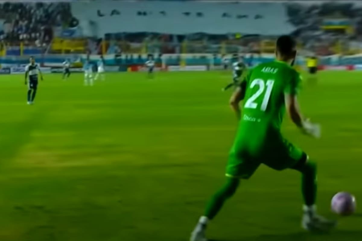 Arias no despejó a tiempo, y de esa acción llegó el gol de San Martín de Formosa al minuto de juego